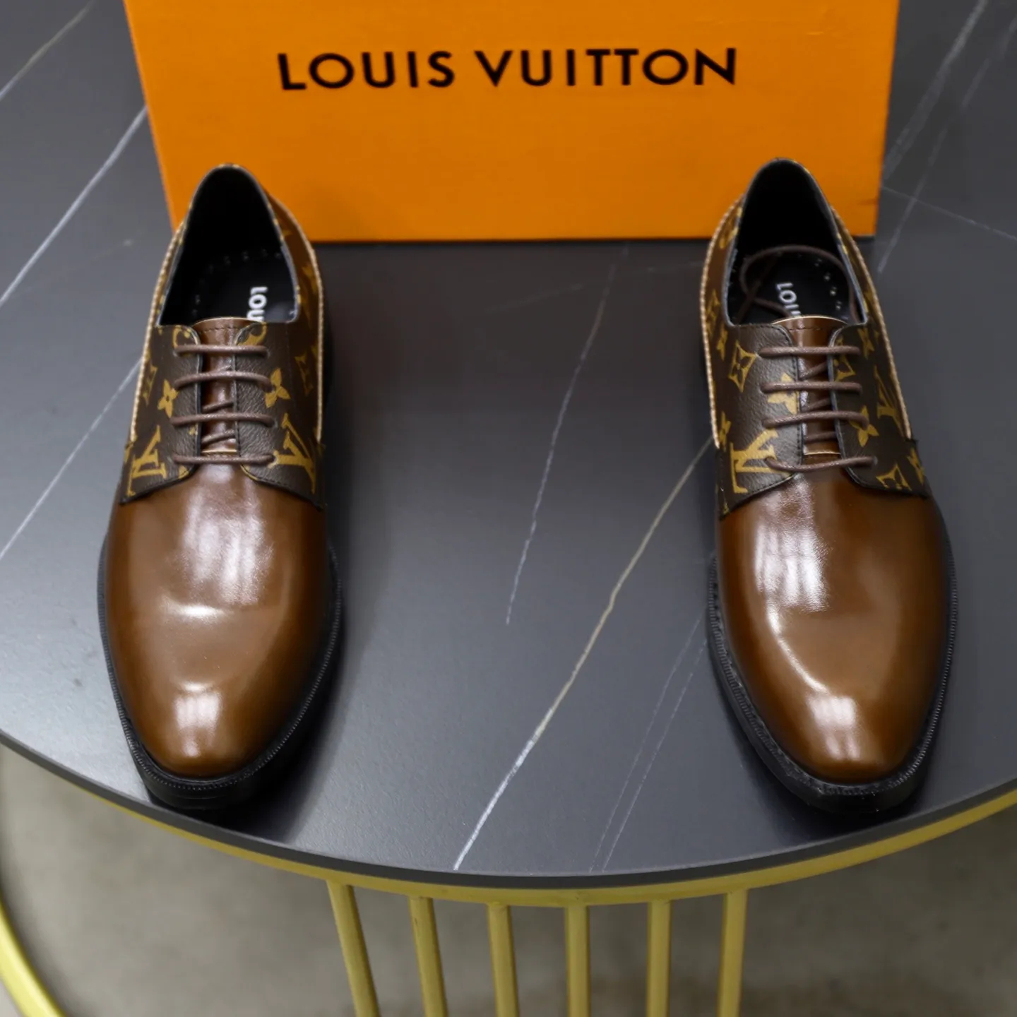 Ex-factory price: 500💰🙅‍♂️🙅‍♂️🙅‍♂️ Brand: LV Louis Vuitton Standard code: Men's size 38-44 (45 can be customized) Grade: Same style as the official website Original order quality Material: Original cowhide surface Comfortable sheepskin lining Original outsole Style category: Men's fashionable casual leather shoes Distinguished big-name luxury elements Top luxury Color: actual picture color